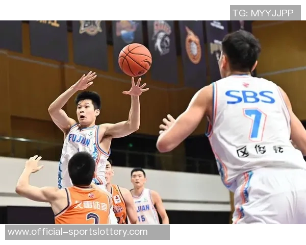 从热身赛失利到突发冲突：中国男篮蓝队的角逐与挑战描述：一场中国男篮蓝队对阵加拿大的热身赛未如预期，比赛中爆发的冲突与教练的出头，引发外界热议。这背后折射出中国男篮面临的压力与未来的希望。关键词：蓝队，热身赛，加拿大，冲突，教练，篮球，体育新闻，心理压力，团队合作