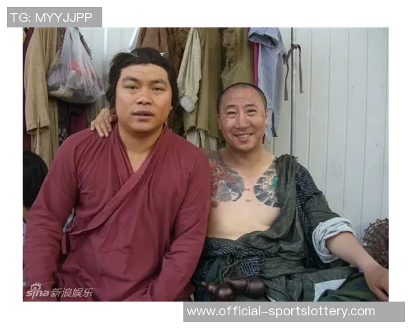 见到昔日弟子，墨西哥主帅阿吉雷将李刚仁搂入怀中