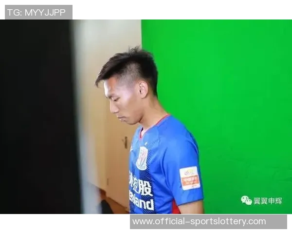 身后依然有我们——申花球迷深夜迎接归来的热血情怀